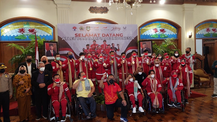   Para atlet NPC disambut Kadispora Jateng Sinoeng Nugroho Rachmadi di Kusuma Sahid Prince Hotel. (MP/Ismail)