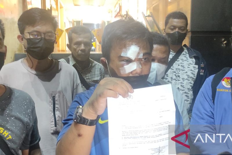 Ketua Umum DPP Komite Nasional Pemuda Indonesia (KNPI) Haris Pertama melaporkan peristiwa pengeroyokan yang dialaminya di salah satu restoran di Menteng, Jakarta Pusat, ke Polda Metro Jaya, Senin malam (21/2). ANTARA/HO-dok pribadi