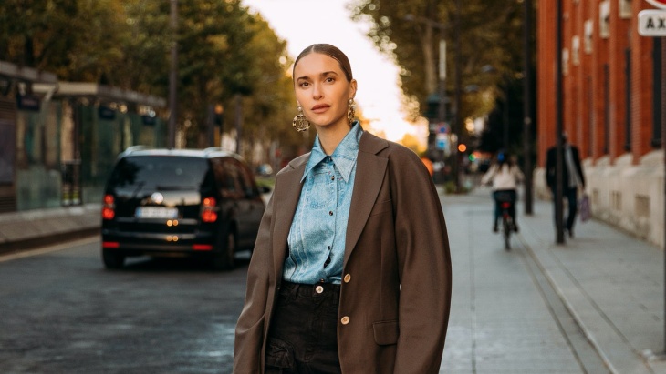 Perpaduan Streetstyle dan Heels Bangkit di Paris Fashion Week 2021