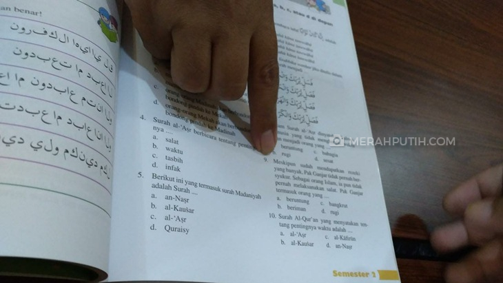   General Manager Tiga Serangkai Admuawan menunjukkan soal pelajaran siswa SD yang menuat nama Ganjar, Selasa (9/2). (MP/Ismail)