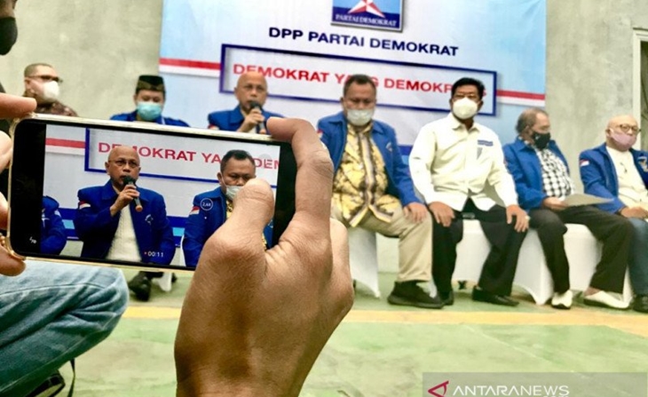 Wartawan mengambil gambar politisi Partai Demokrat versi KLB saat sesi jumpa pers di kediaman Kepala Staf Kepresidenan Moeldoko di Jakarta, Kamis (11/3/2021). (ANTARA/Genta Tenri Mawangi)