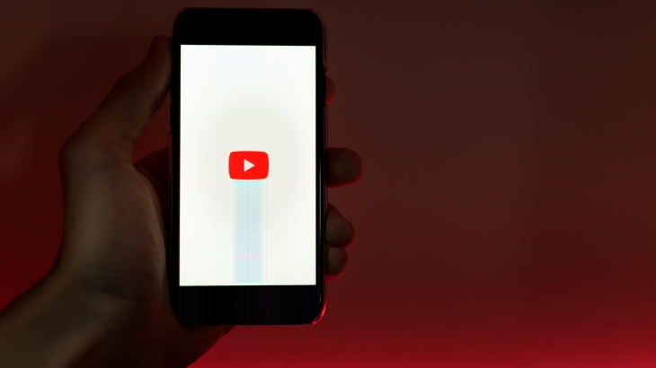 Tidak jelas sejauh mana Google akan meningkatkan pengalaman podcast di YouTube. (Foto: Unsplash/Szabo Viktor)