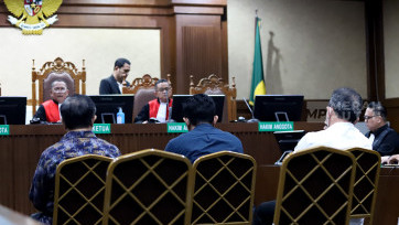 Sidang Perdana Tiga Hakim Nonaktif PN Surabaya Pemberi Vonis Bebas Ronald Tannur