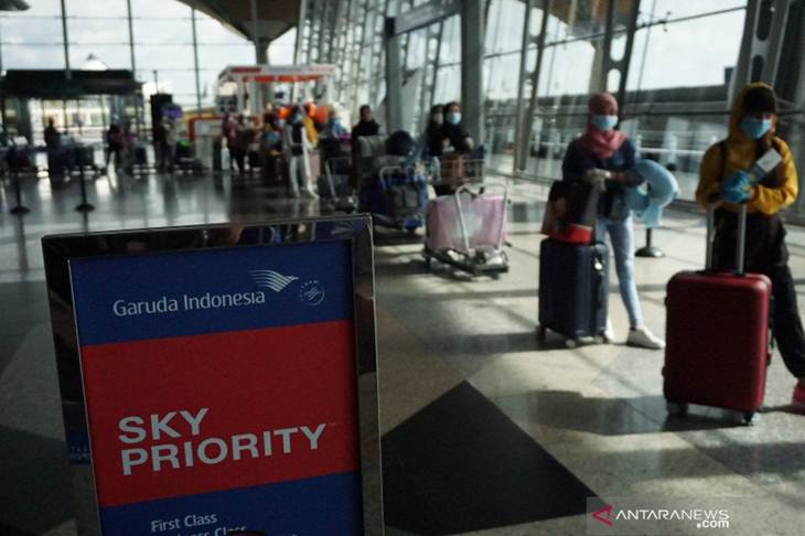 Sejumlah pekerja dari PT Formosa Prosonic Industries Berhad yang berlokasi di Sungai Petani Negara Bagian Kedah Malaysia antri check in di kounter Garuda Indonesia di Kuala Lumpur International Airport (KLIA), Selasa (19/5/2020). Sebanyak 36 pekerja pulang menuju Jakarta karena kontrak kerjanya habis semenjak April lalu namun belum bisa pulang karena isolasi wilayah. ANTARA/Agus Setiawan