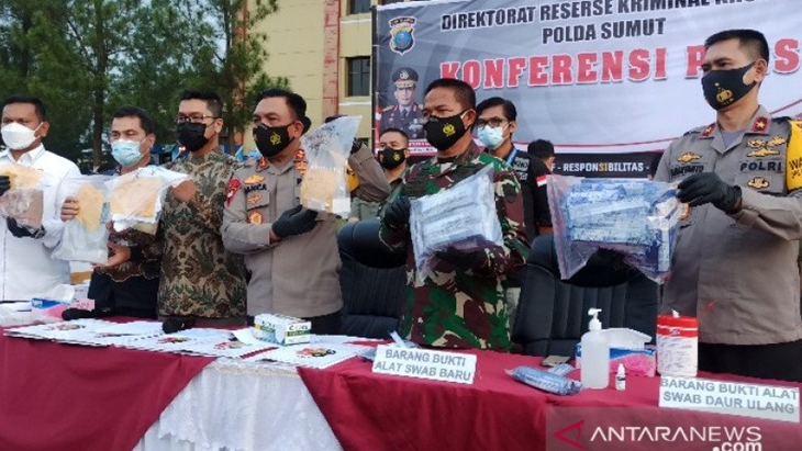 Ekspose kasus di Mapolda Sumut terkait kasus penggunaan alat uji cepat COVID-19 bekas di Bandara Internasional Kualanamu di Deli Serdang. ANTARA/Nur Aprilliana Br Sitorus