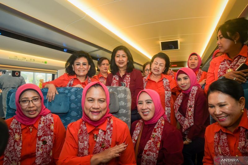 Saat Iriana Jokowi Jajal Kereta Cepat Whoosh: Tak Terasa 27 Menit sampai Bandung