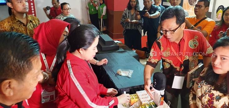  Puan Maharani (tengah) di sela meninjau pameran rempah-rempah di arena Rakernas I PDIP dan HUT Ke-47 partai, Sabtu (11/1). (Foto: MP/Ponco Sulaksono)