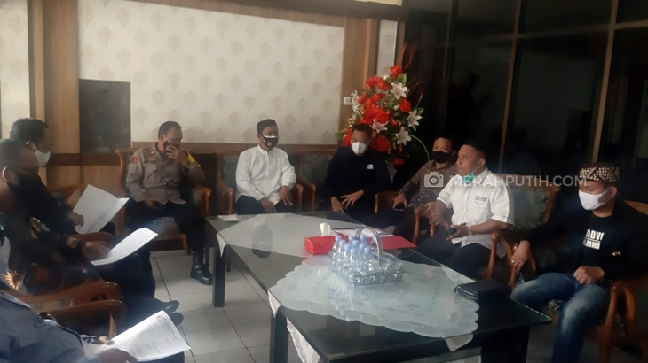 Puluhan pengacara Solo mendatangi Mapolresta Solo buntut intimidasi dan salah tangkap terhadap Ketua Peradi Solo, Jawa Tengah, Jumat (9/10). (MP/Ismail)