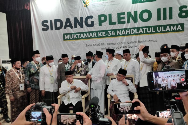 Gus Yahya (kanan) bersama KH Said Aqil Siradj (kiri) usai penghitungan suara pemilihan Ketua Umum PBNU di Gedung Serba Guna (GSG) Unila. Jumat, (24/12/2021). (ANTARA/Dian Hadiyatna)