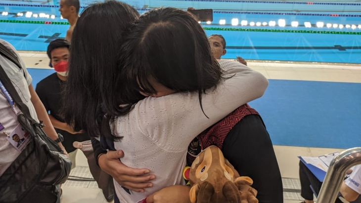 Flairene Candrea Peluk Erat Ibunda Usai Pengalungan Emas SEA Games 2021