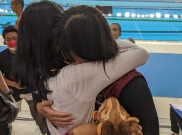 Flairene Candrea Peluk Erat Ibunda Usai Pengalungan Emas SEA Games 2021