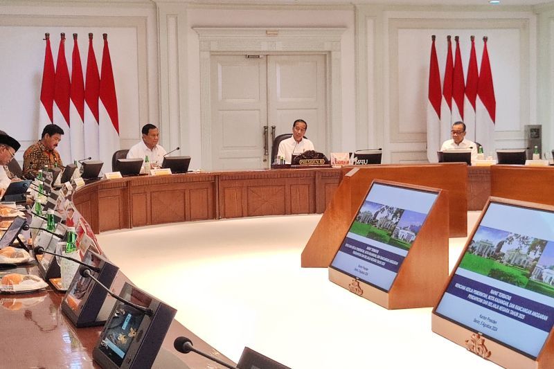 Tidak Ada Wapres, Prabowo Duduk Bersebelahan Dengan Jokowi Saat Ratas APBN 2025