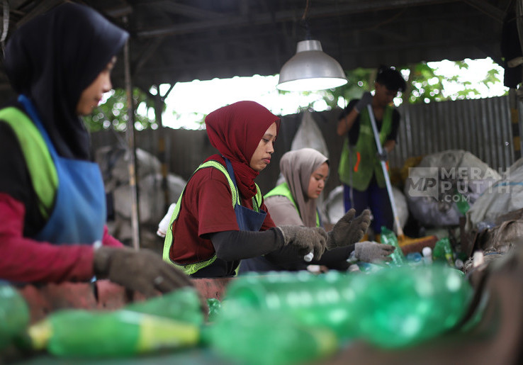 Menilik Proses Daur Ulang Botol Plastik di Koperasi Pemulung Berdaya