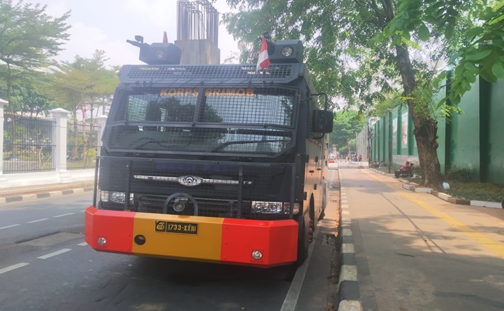 Sebuah kendaraan taktis polisi diparkir di Jalan Asia-Afrika dekat Gedung DPR