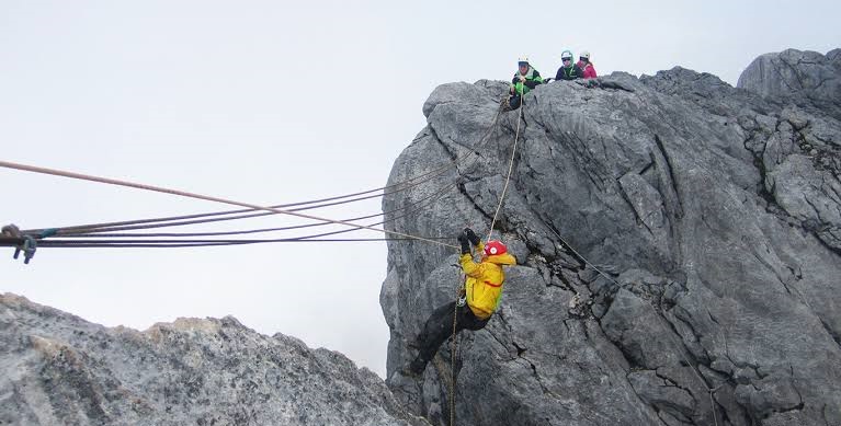 Proses mendaki di Gunung Carstenz