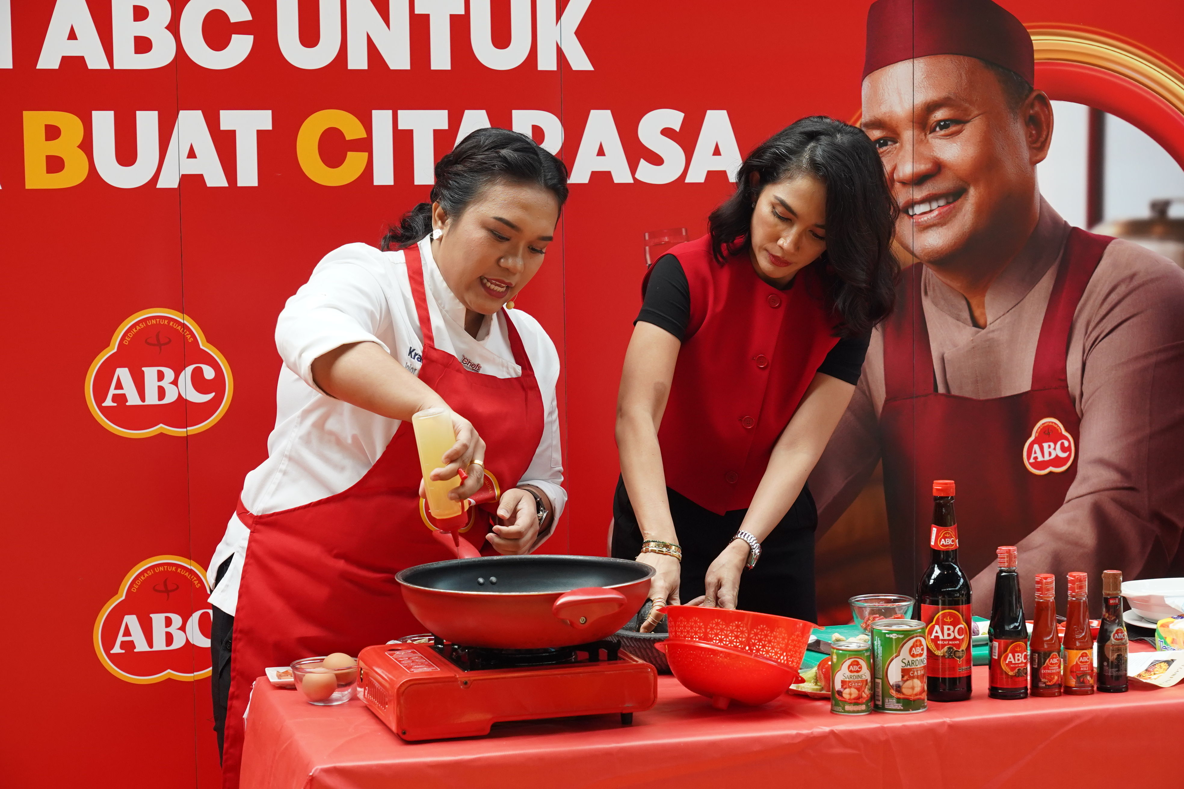Serunya 'Live Cooking' Ussy Sulistiawaty Bersama Chef Jojor