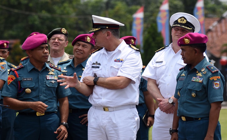 Prajurit TNI AL bersama Kasal Belanda