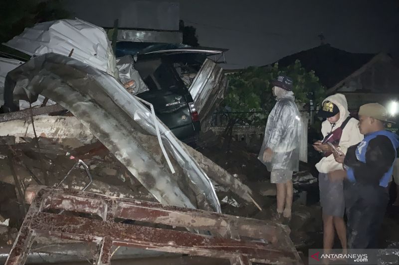 Perbaiki Rumah Korban Banjir Bandang, Mensos Koordinasi dengan BNPB