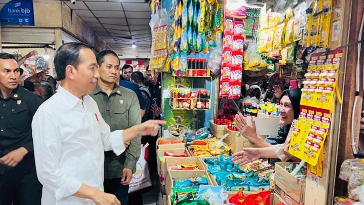 Tinjau Pasar Johar Karawang, Jokowi Temukan 1 Harga Kebutuhan Pokok Belum Turun