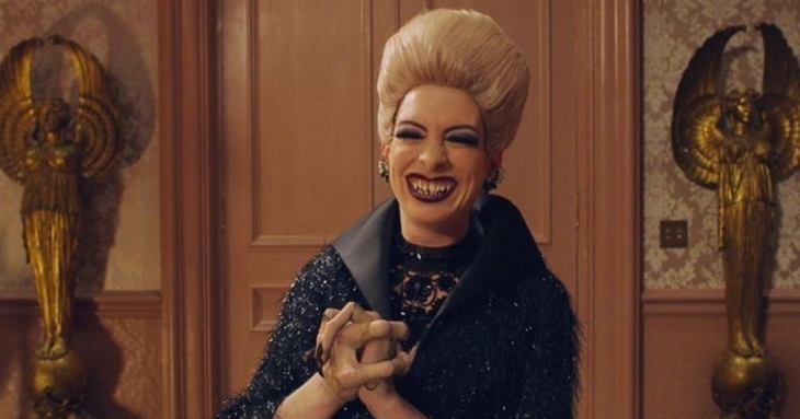 Anne Hathaway berperan sebagai penyihir jahat dengan tiga jari. (Foto: Warner Bros)