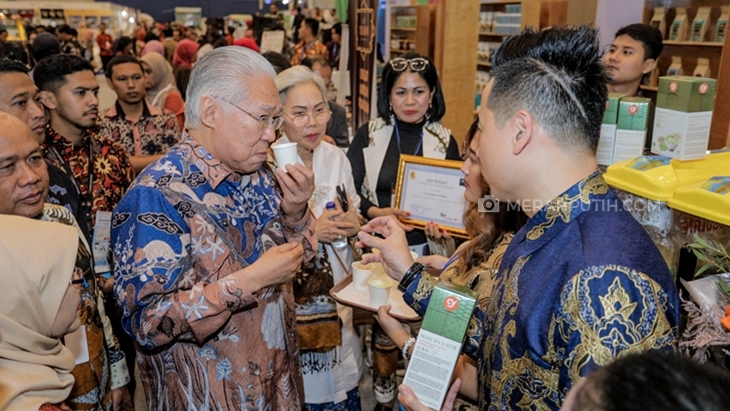 Menteri Perdagangan Enggartiasto Lukita menganugrahi UKM Pangan Award 2019 kepada 10 pemenang di panggung utama Trade Expo Indonesia 2019 di ICE BSD, Tangerang, Banten, Kamis, (17/10). (Foto: Merahputih.com/Rizki Fitrianto)