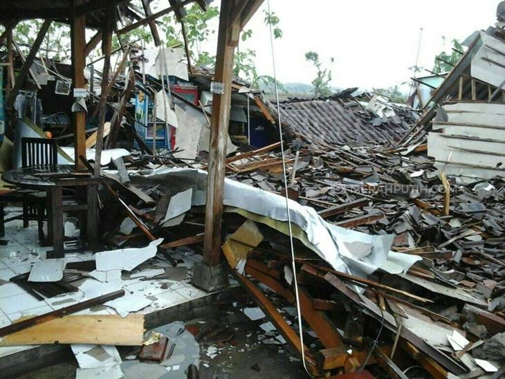  Hujan deras disertai angin kencang merobohkan aula SMKN 1 Miri, Kabupaten Sragen, Jawa Tengah, Rabu (20/11). (MP/Ismail)