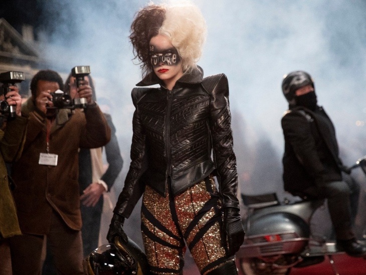 Penampilan Emma Stone di 'Cruella' Bisa Jadi Inspirasi Gaya Berpakaian