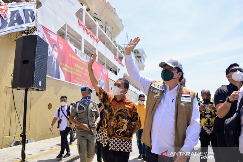 Menteri Koordinator Bidang Perekonomian Airlangga Hartarto saat menyapa pasien COVID-19 yang dirawat di Isolasi Terpusat Terapung KM Tidar di Pelabuhan Jayapura, Papua, Sabtu (4/9/2021). ANTARA/HO-Kemenko Perekonomian/pri.