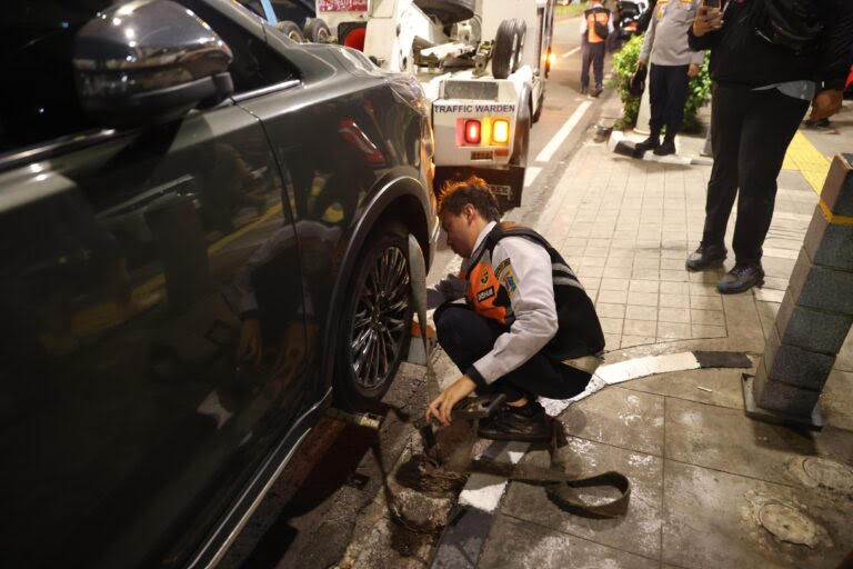 Masih Nekat Parkir Liar di Senopati, Siap-Siap Kena Sanksi Derek & Cabut Pentil!