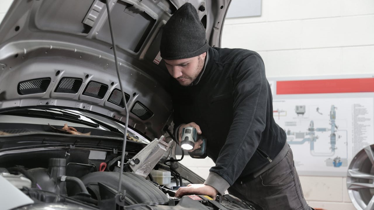 Ketahui Perbedaan Cara Merawat Mobil Konvensional dan Mobil Listrik