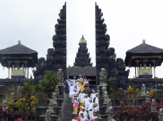 Gubernur Bali Cemaskan Keselamatan Benda Sakral di Pura Besakih
