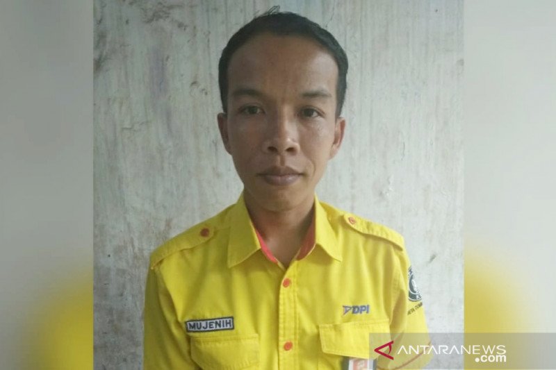 Mujenih (30) Petugas kebersihan kereta rel listrik (KRL) yang menemukan uang senilai Rp500 juta di gerbong kereta saat parkir di Stasiun Bogor Jawa Barat. (ANTARA/HO-Dokumen Pribadi)