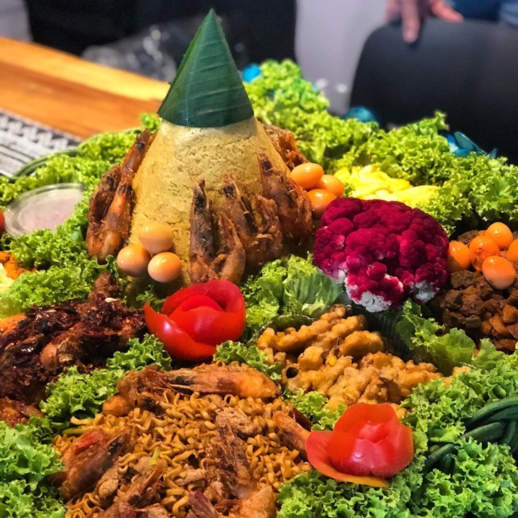 Nasi tumpeng. (Foto: Instagram/denise_makmur)