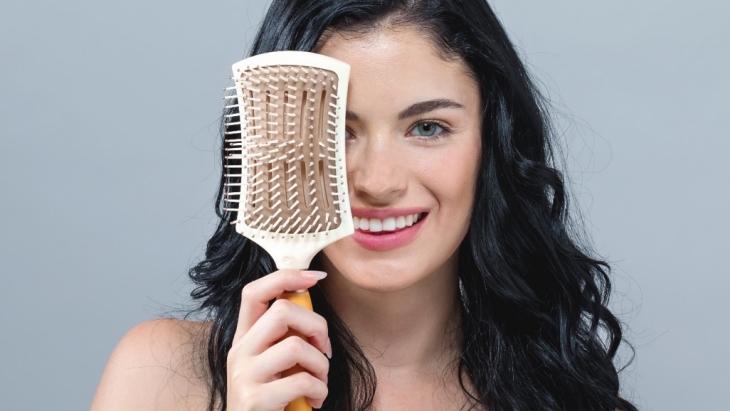 Kamu bisa mengganti sisir paling lama setahun sekali. (Foto: 123RF/melpomen)