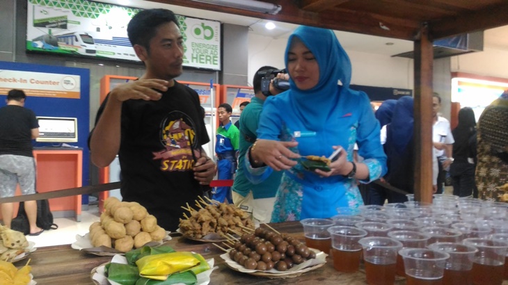 Pramugari melayani penumpang kereta api