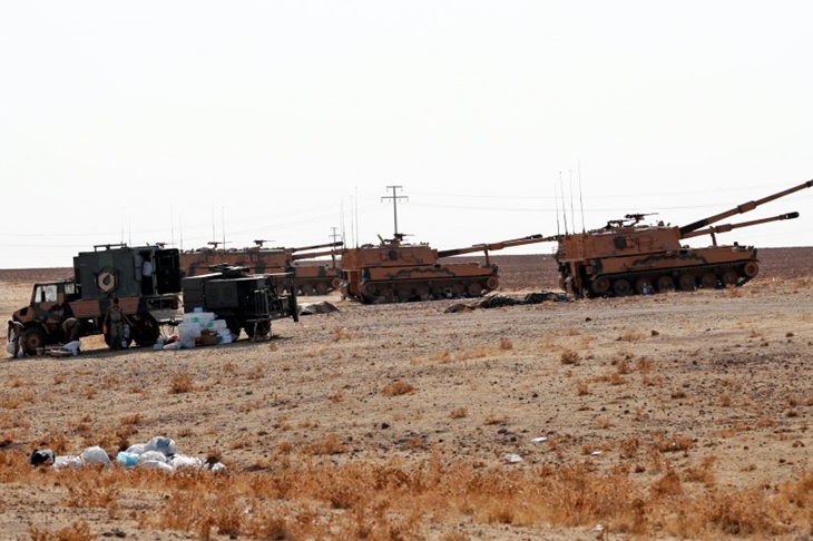   Kendaraan lapis baja Turki dan anggota militer berjaga dekat perbatasan Turki-Suriah di provinsi Sanliurfa, Turki, Minggu (13/10/2019). (REUTERS/MURAD SEZER)