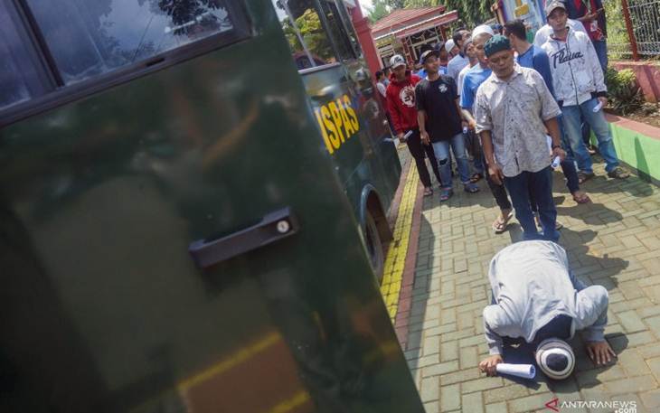 Warga binaan melakukan sujud syukur usai menerima surat kelengkapan pembebasan di Rutan Klas IIB Kabupaten Batang, Jawa Tengah, Kamis (2/4/2020). ANTARA FOTO/Harviyan Perdana Putra/aww.