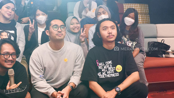 Kisah Rasa Iri Rayhan Noor di Videoklip 'Dari Balik Jendela' 