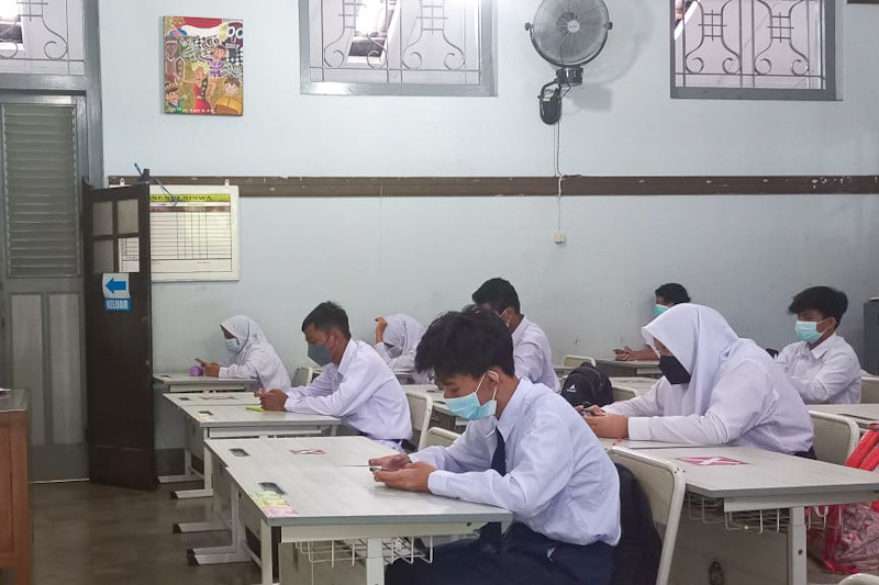 Siswa di SMP Negeri 4 Yogyakarta mengikuti penilaian tengah semester yang dilakukan sebagai bagian dari simulasi PTM terbatas, Senin (20/9/21) (ANTARA/Eka AR)
