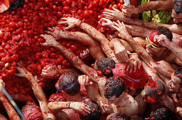 Gila! Ribuan Orang Bermandi Tomat di Festival Ini