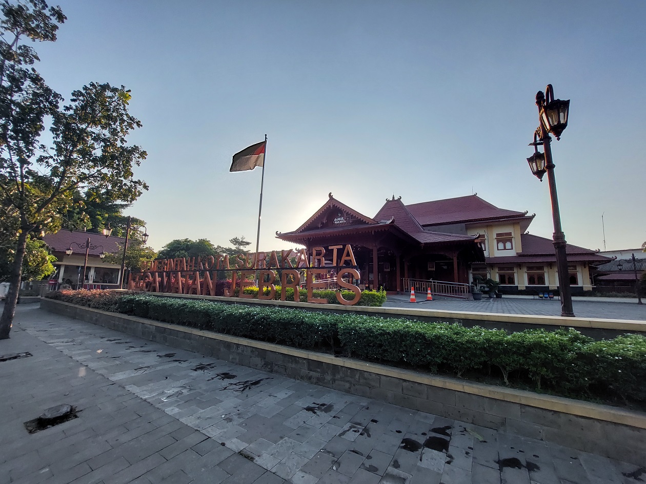 Kantor Kecamatan Jebres Solo, Jawa Tengah ditutup setelah 10 karyawan positif COVID-19, Senin (26/7). (MP/Ismail)