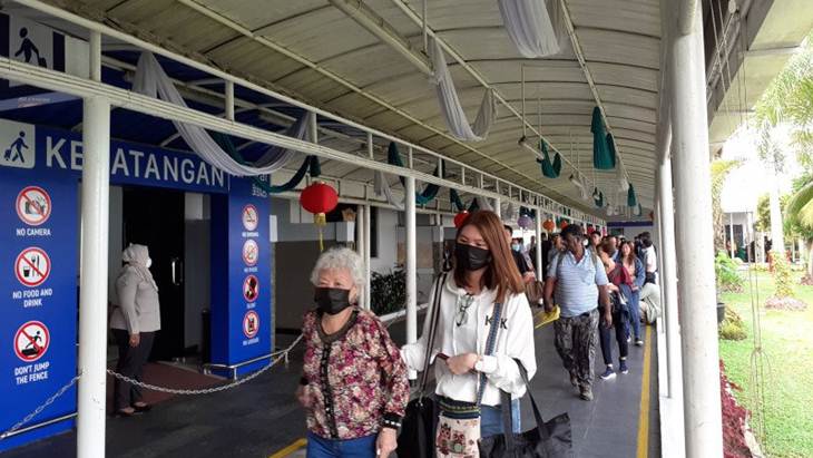 Wisman saat tiba di Pelabuhan Internasional Batam Centre, Senin (27/1). (Naim)