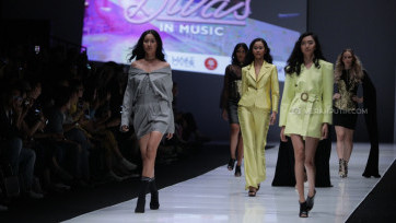 Peragaan Busana Luna Maya X Hartono Gan di Jakarta Fashion Week 2018