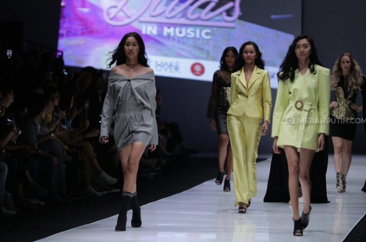 Peragaan Busana Luna Maya X Hartono Gan di Jakarta Fashion Week 2018