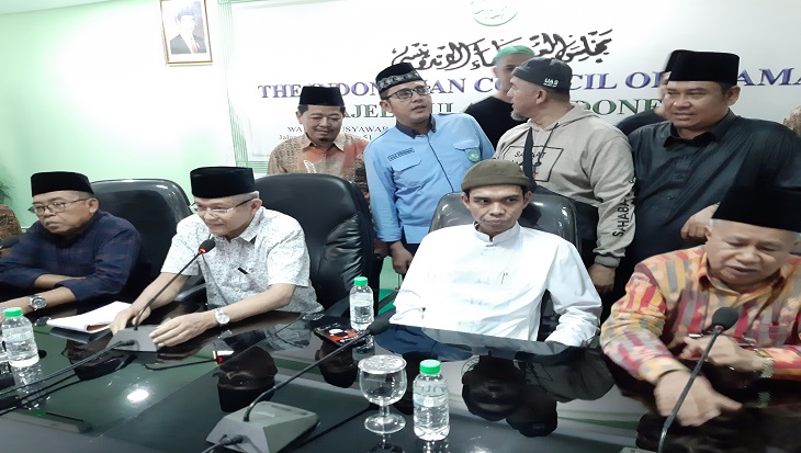 UAS datang ke kantor Majelis Ulama Indonesia (MUI) untuk bertemu dengan Sekjen MUI Anwar Abbas dan Ketua Infokom MUI Masduki Baidowi. Foto: MP/Kanu