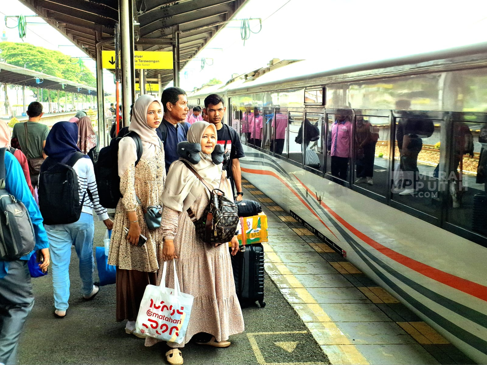 Cirebon Jadi Tujuan Pariwisata Baru saat Nataru 2026, KAI Catat 274 Ribu Penumpang Kereta Api Turun dan Naik