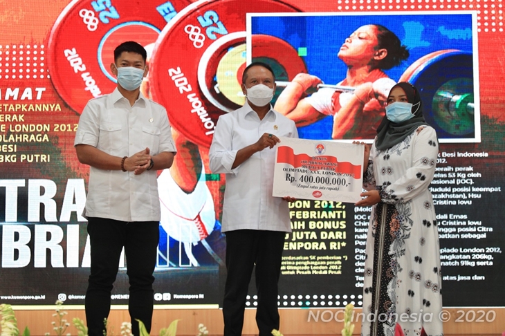 Ketua Komite Olimpiade Indonesia Raja Sapta Oktohari, Menteri Pemuda dan Olahraga Zainudin Amalai dan lifter Indonesia Citra Febrianti saat acara penyerahan bonus apresiasi atas medali perak Olimpiade 2012 London.  NOC Indonesia/Naif Al'As