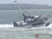 Kapal Yacht Asal Australia Terdampar di Sumenep, Evakuasi Terhalang Gelombang Tinggi