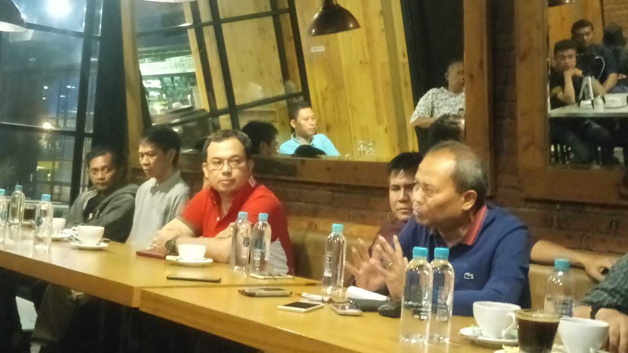 Pengusaha migas asal Jakarta, Vijaya Fitriyasa (baju merah) resmi membeli 70 persen saham klub Liga 2 Persis Solo, Senin (16/9). (MP/Ismail)