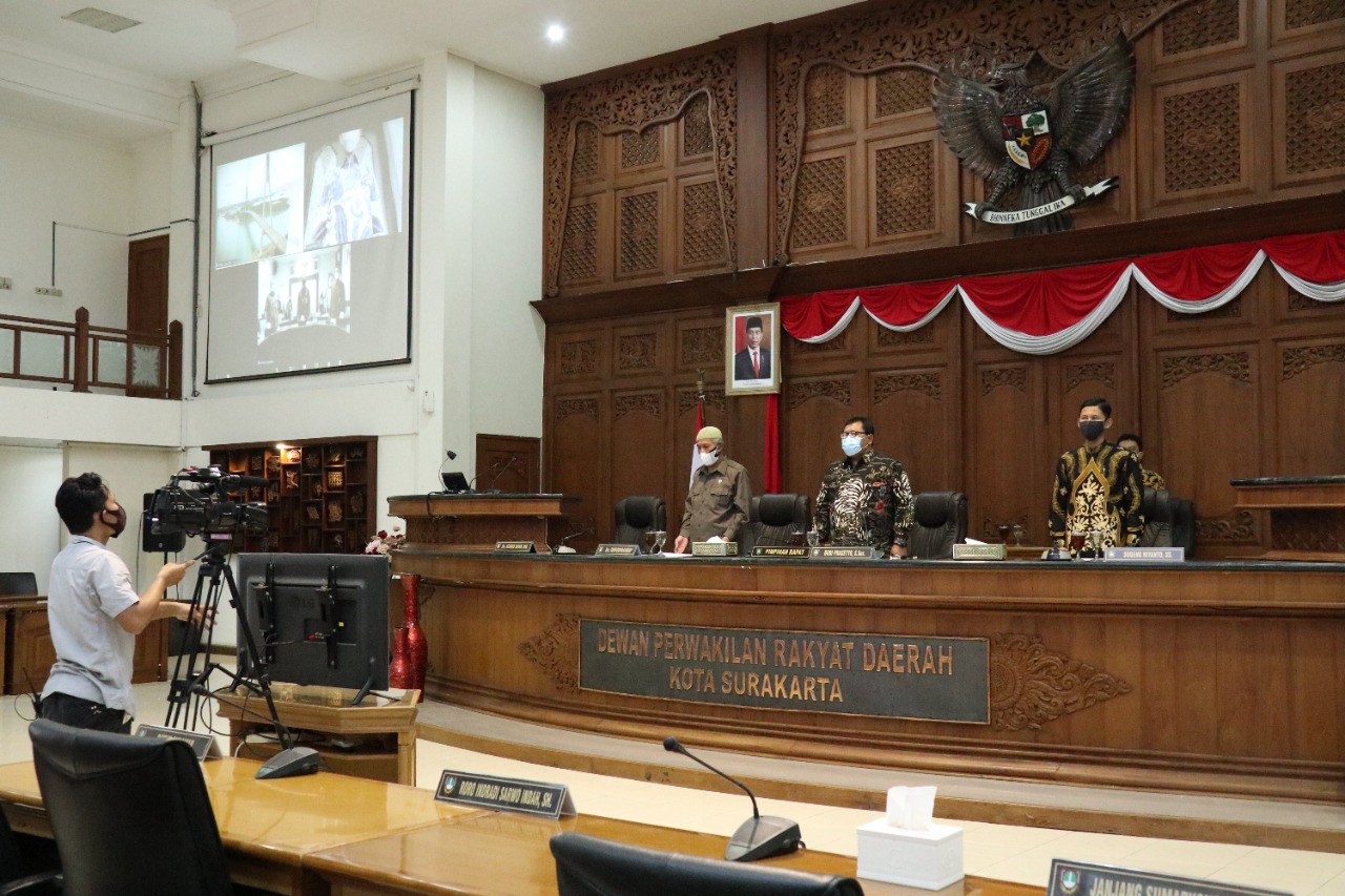 Wali Kota Solo Gibran Rakabuming Raka menghadiri rapat paripurna secara virtual di DPRD Solo, Jumat (16/7). (MP/Ismail)